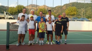 Foto di gruppo tennisti Padri con figli e MAestro