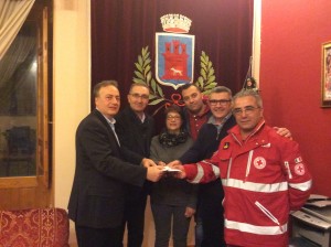 Il momento della donazione dei commercianti troinesi al presidente provinciale della Croce Rossa Antonio Insinga