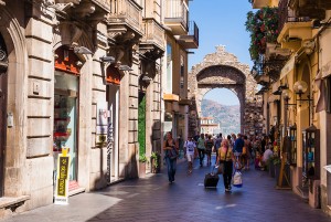 Tourists-entering-Corso-Umberto-the-main-street-in-Taormina-through-the-Porta-Messina-gate-Taormina-Sicily-Italy-Europe